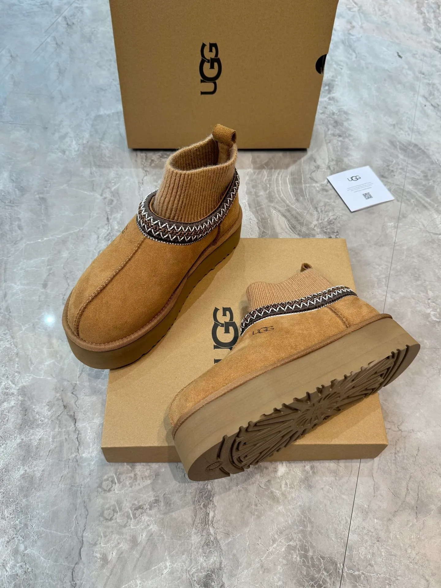 Self-pickup 💰520 New snow boots 1125956 Ethnic style plus sock cover, the sock cover is inserted into the wool. The surface is made of imported silk cow suede, and the inner part is made of Longfeng fur. Foam outsole has light anti-slip characteristics. Four colors, 35-40